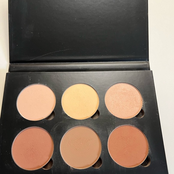 ANASTASIA BEVERLY HILLS
Bronze & Highlight Powder Contour Kit (light to medium) - Picture 5 of 8